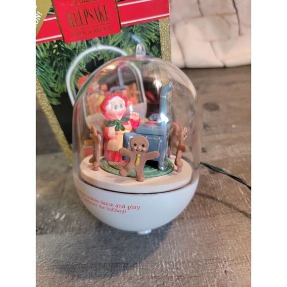 Hallmark 1990 Mrs. Santa's kitchen ornament Xmas Decor magic gingerbread - Picture 1 of 7